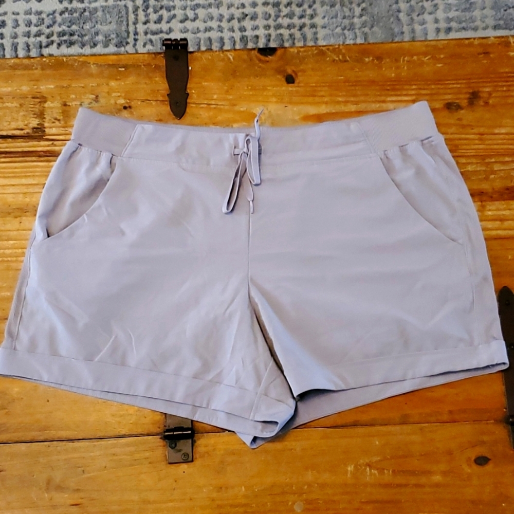 Elastic waist gym shorts